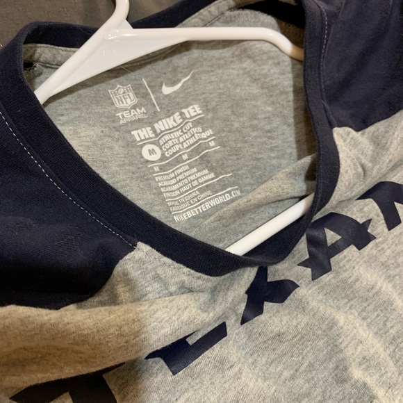 ❤️🏈 Houston Texans Bundle: Shirt, Sweatshirt and Windbreaker Jacket 🏈❤️ - Picture 6 of 9